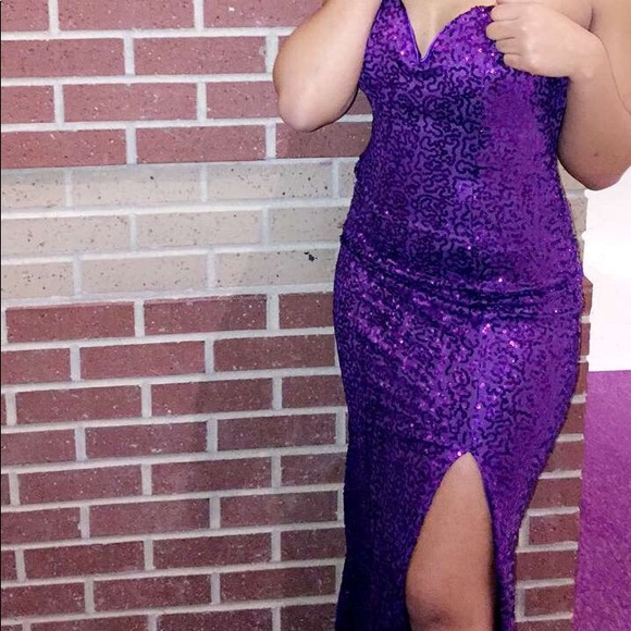 a beautiful classy dress with slit . - Picture 4 of 5